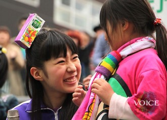 ＜写真＞野子どもたちと体操し笑顔を見せるチームしゃちほこ大黒柚姫