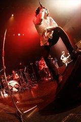 熱唱する石崎ひゅーい(撮影・上飯坂 一)