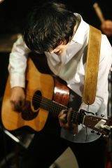 ギターをかき鳴らす石崎ひゅーい(撮影・上飯坂 一)