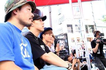 ダンスバトルを審査する世界とHIRO（撮影・松尾模糊）