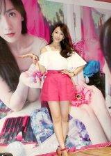 ポーズを決めるJYこと知英（撮影・桂 伸也）