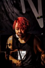 ドラムスのUTA（撮影・Takashi "TAKA” Konuma ）