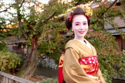 舞妓姿のMay J.が冬の京都を散策