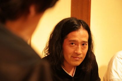 インタビューに応える又吉直樹