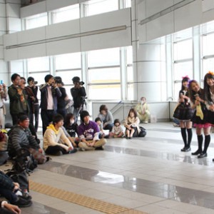 ＜写真＞千葉駅構内で行われた千葉ご当地アイドルによるイベント