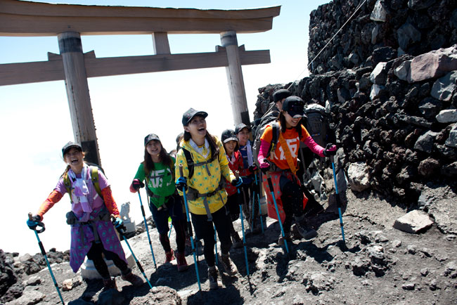 アップアップガールズ（仮）富士山登頂に成功（2014年８月７日）