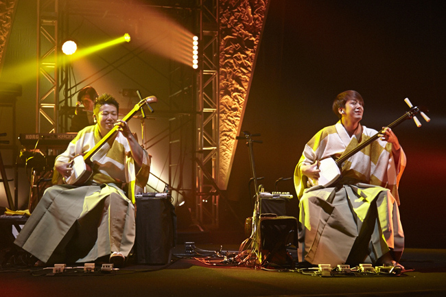 【写真】MONKEY MAJIKの公演に吉田兄弟が参加（2014年9月28日）