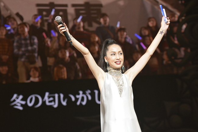 ［写真］中島美嘉が武道館公演で１万人と大合唱