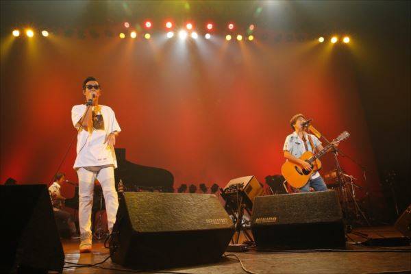 コブクロ、1000名限定のプレミアム無料ライブで「tOKimeki」初披露