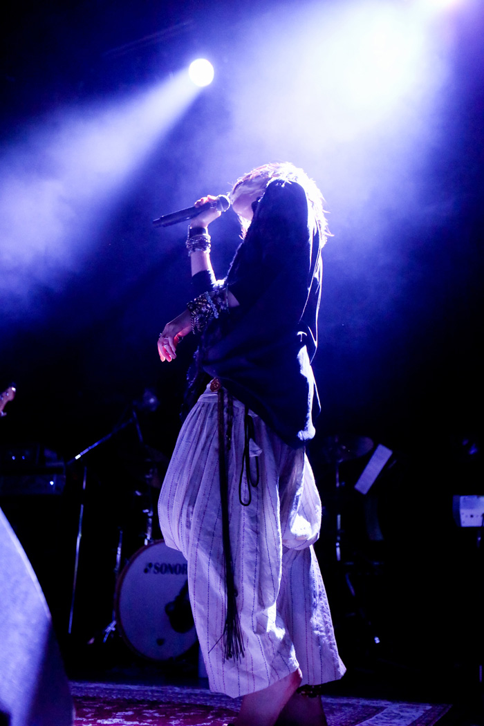 音楽が私の捌け口、majikoが表現する「蜘蛛の糸」という群集劇