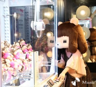 写真】コレサワがコラボぬいぐるみをUFOキャッチャーに投入【3】