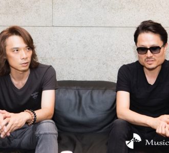 YTとJun Inoue（撮影＝冨田味我）