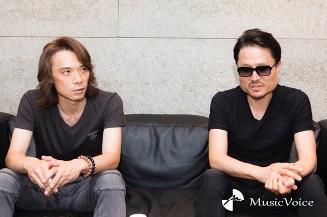 YTとJun Inoue（撮影＝冨田味我）