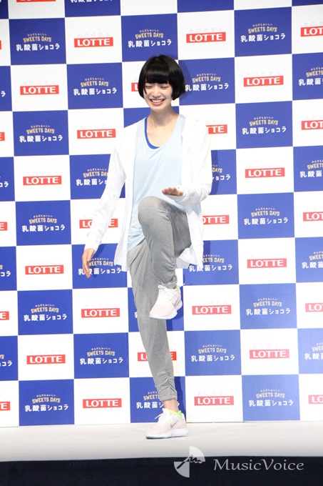 小松菜奈、もも上げに挑戦