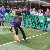 華麗な動きを見せるTRF・SAM