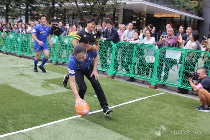 華麗な動きを見せるTRF・SAM