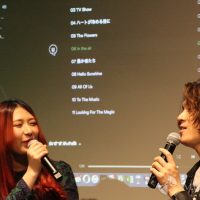 トークするGLIM SPANKY