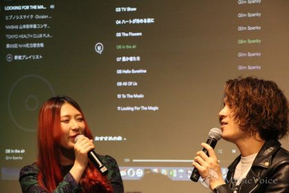 トークするGLIM SPANKY