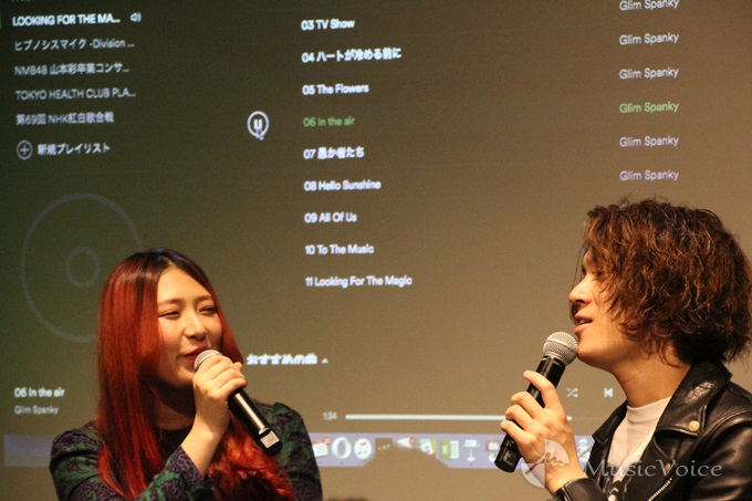 トークするGLIM SPANKY