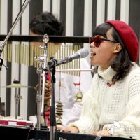 ピアノの弾き語るわたなべちひろ