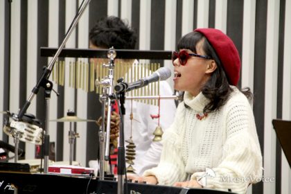 ピアノの弾き語るわたなべちひろ