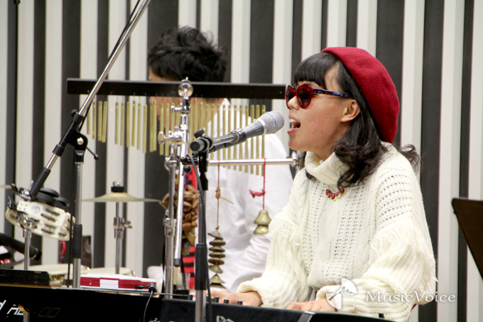 ピアノの弾き語るわたなべちひろ