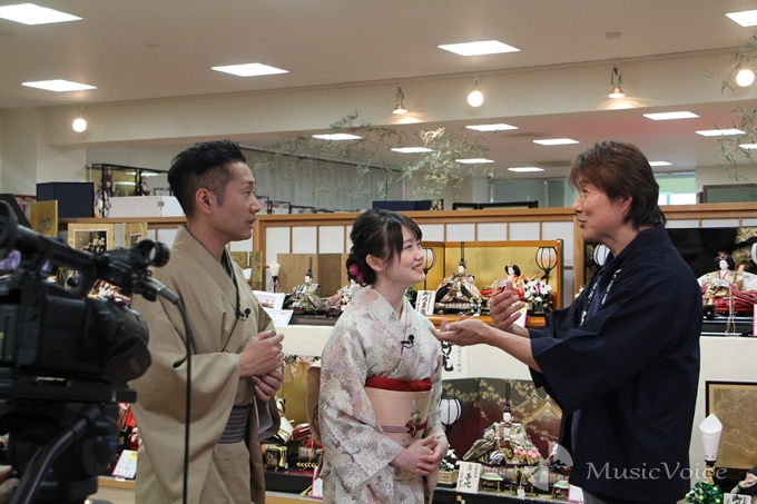 藪崎代表の説明を受ける、さわやか五郎、小野田紗栞