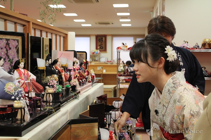 衣装着立雛を見る小野田紗栞