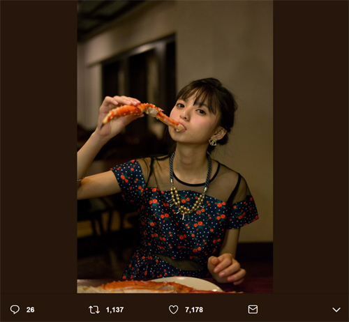 齋藤飛鳥 カニを食べる 表情が妖艶と反響 写真集 潮騒 万部突破記念アザーカット 音楽