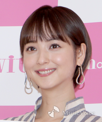 佐々木希 デコ出し フラワーブラウスが かわいい アンティークな雰囲気 エンタメ