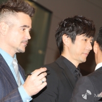 ファンの声援に応える西島秀俊、ファレル