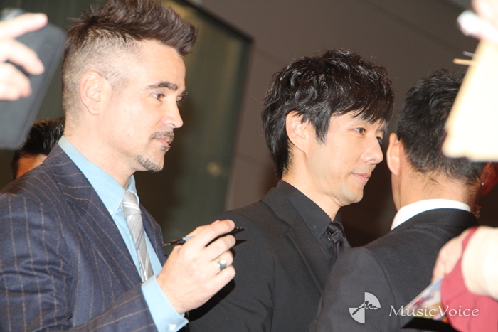 ファンの声援に応える西島秀俊、ファレル