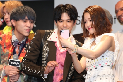 即興で撮ったTikTokを家訓する森崎ウィンとchay