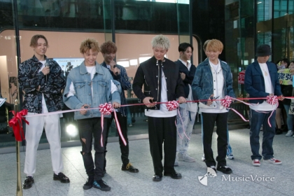 テープカットするFANTASTICS