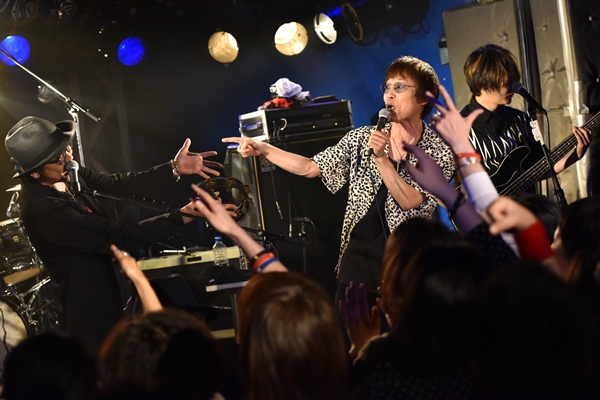 月に吠える。（撮影＝三浦憲治）