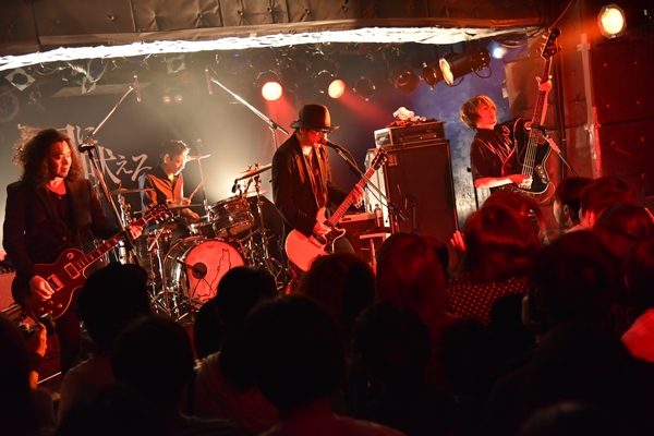 月に吠える。（撮影＝三浦憲治）