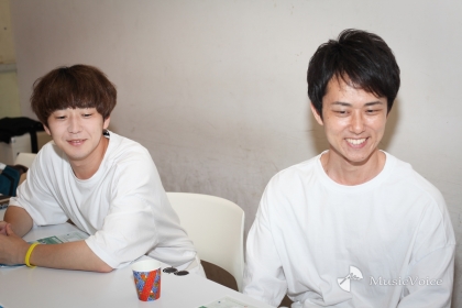 小野竜輔（Ba.塩野）、西村ヒロチョ（Sax. & Fl.塩チョ）