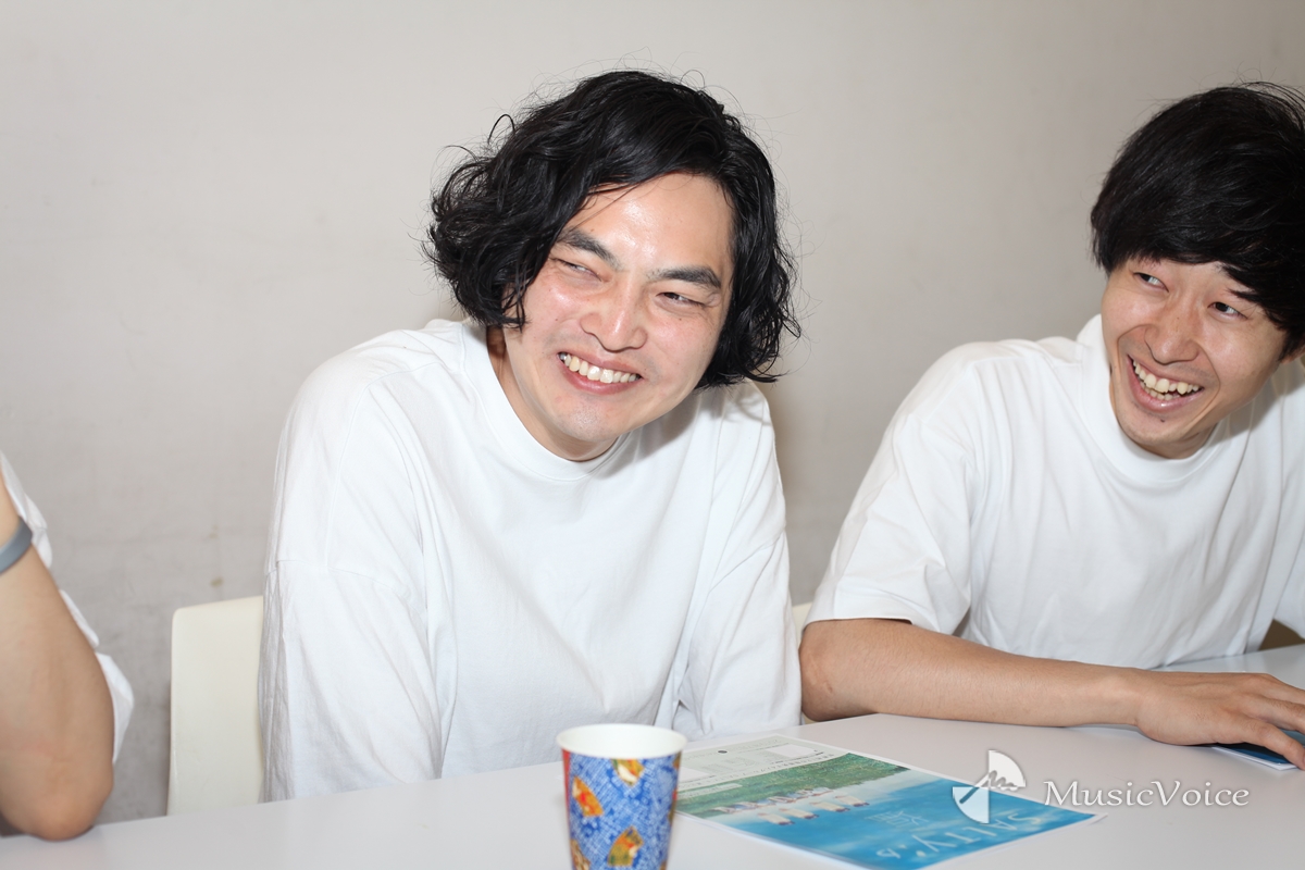 小澤慎一朗(Gt.塩澤)、松村惇史(Vo.塩村)