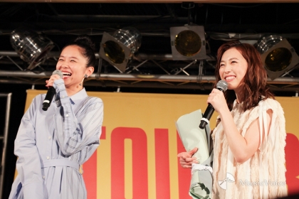 福原遥と堀田真由（左）