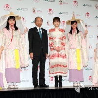 ミスあきたこまちに囲まれ撮影に応じた船木会長と葵わかな