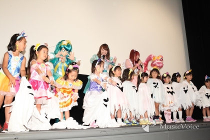 おばけの姿からプリュアに変身する子供たち