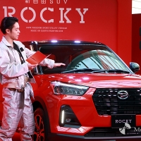 車レポをおこなう窪田正孝（撮影＝平吉賢治）