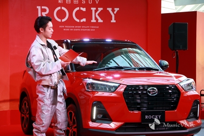 車レポをおこなう窪田正孝（撮影＝平吉賢治）