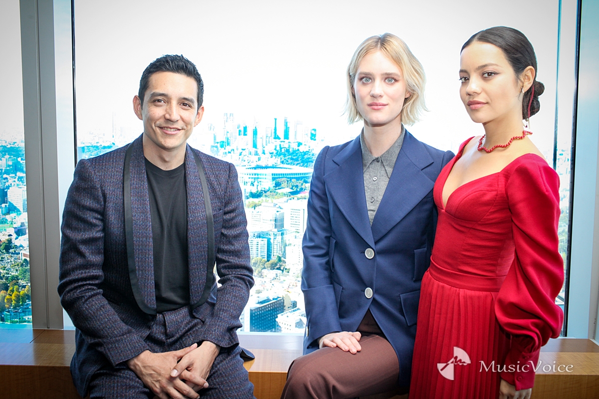 新国立競技場をバックにガブリエル、マッケンジー、ナタリア