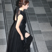 階段を伝い登場する山本美月