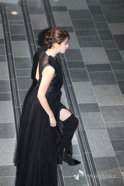 階段を伝い登場する山本美月