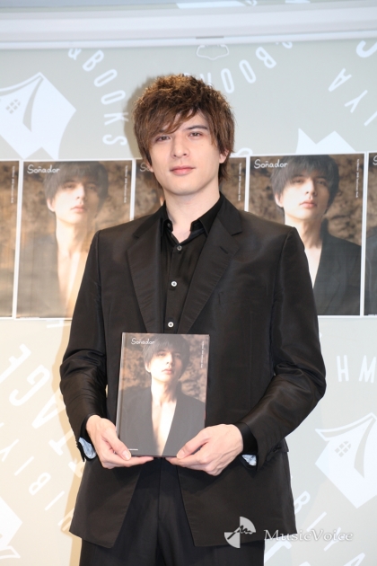 刊行記念お渡し会を前に取材に応じた城田優（撮影＝木村武雄）