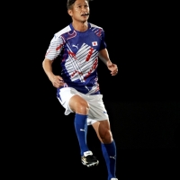 ピッチでドリブルするカズ（JSC提供）