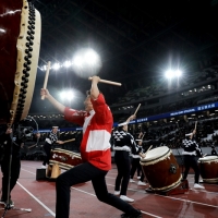 太鼓を叩く松岡修造氏（JSC提供）