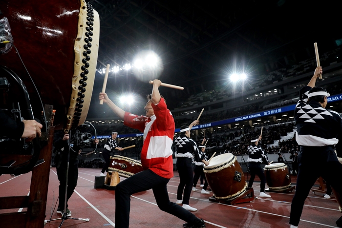 太鼓を叩く松岡修造氏（JSC提供）